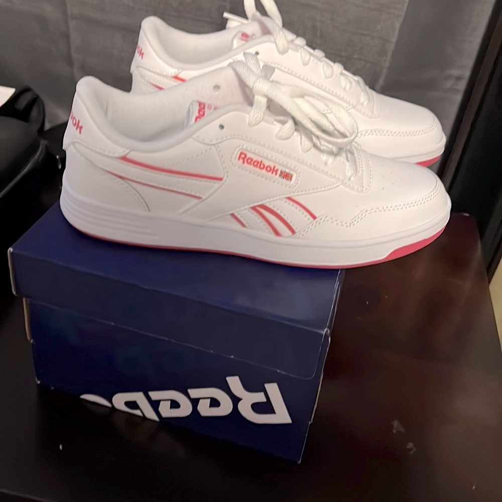 BRAND NEW! Never worn cute pink and white reebok tennis shoes